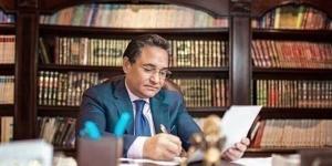 عبدالرحيم علي ينعى والدة الزميل خالد منصور