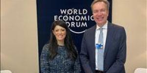 «المشاط» تبحث مع رئيس منتدى «WEF» تأثير التطورات العالمية على الوضع الاقتصادي