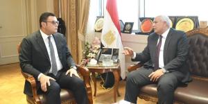 وزير الإسكان ومحافظ الوادي الجديد يبحثان تسريع مشروعات المياه والصرف الصحي