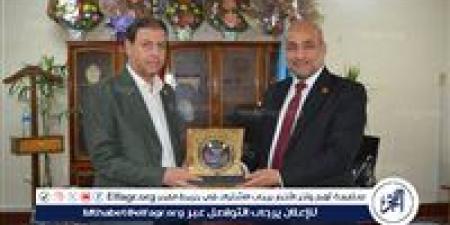 عميد كلية التربية بنين بازهر أسيوط يكرم عددا من القيادات والعاملين بفرع الجامعة بالمحافظة