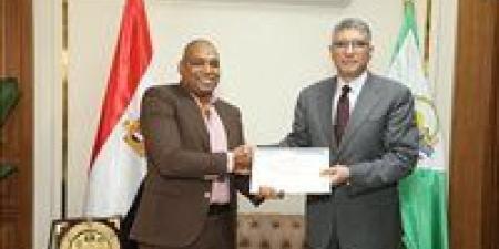 محافظ الجيزة يكرّم رئيس مركز الصف ورئيسة ووكيل لجنة التصالح تقديرًا لجهودهم