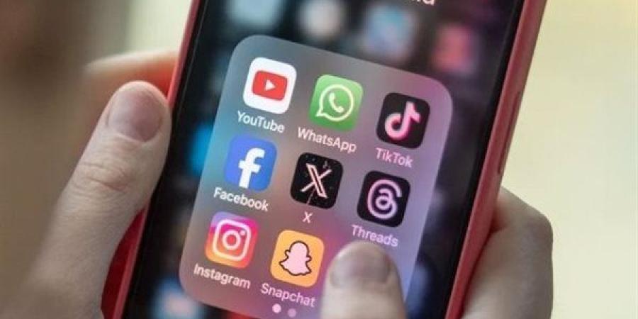 استشاري نفسي: مواقع التواصل أصبحت مسرحًا مفتوحًا للعري والتقليد الأعمى