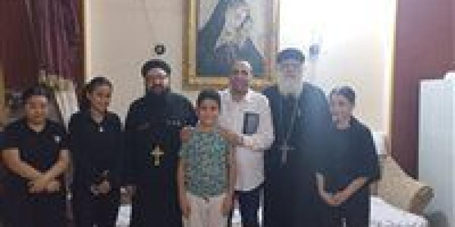وكيل اللجنة الدينية بمجلس الشيوخ يقدم وظيفة ومنحة دراسية لأبناء السيدة ضحية العنف الأسري ببني سويف