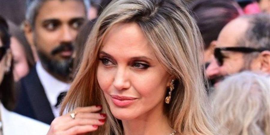 بمكياج بسيط وملامح طبيعية.. أنجلينا جولي تخطف الانظار بمهرجان كان السينمائي