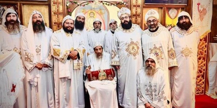 في عيده.. تطييب رفات القديس أثناسيوس في ديره بـ  إنجلترا