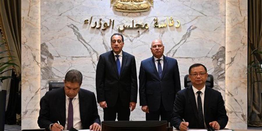 رئيس الوزراء يشهد توقيع اتفاقية لتجميع سيارة طرازات جيتور T1 و T2 محليًا