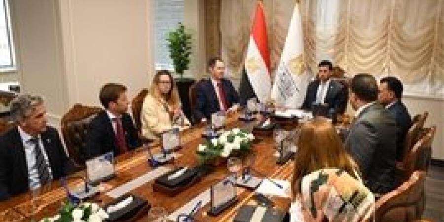 وزير الشباب والرياضة يلتقي السفير الإسباني وممثلي نادي فياريال لبحث سبل التعاون المشترك