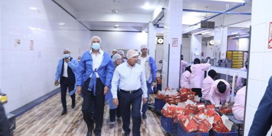 خلال زيارته لسوهاج.. وزير الصناعة يفتتح عددا من المشروعات ضمن برنامج تنمية الصعيد
