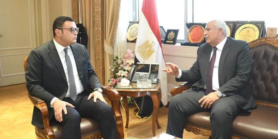 وزير الإسكان ومحافظ الوادي الجديد يبحثان تسريع مشروعات المياه والصرف الصحي