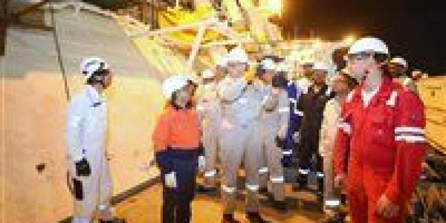 وزير البترول يتابع أعمال تجهيز سفينة التغييز «Energos Power» بميناء الإسكندرية
