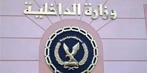 سمح له بالجلوس فوق السيارة.. ضبط سائق لتعريضه حياة طفل للخطر بالإسكندرية