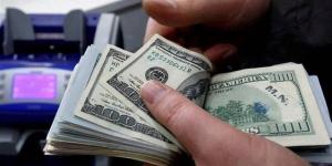 بينزل في العالم كله إلا في مصر.. ليه الدولار محافظ على قوته وامتى ممكن يتراجع؟