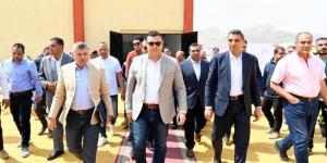 وزير الإسكان ومحافظ السويس يتفقدان مشروع رافع ...