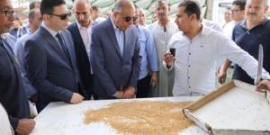 «ذهب المنيا».. المحافظ يتابع حصاد الخير ويؤكد: 120 ألف طن قمح حتى الآن