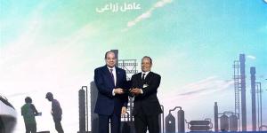 ابن بنها المكرم من الرئيس في عيد العمال: لم أصدق نفسي لحظة التكريم