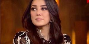 منى زكى تهنئ كندة علوش بتكريمها في مهرجان أسوان لأفلام المرأة