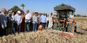 محافظ المنيا يُكرم المزارعين والرائدات الريفيات ومهندسي الإرشاد