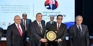 جامعة القاهرة تكرم وزير العدل ورؤساء الهيئات القضائية