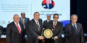 جامعة القاهرة تكرم رئيس المحكمة الدستورية العليا تقديرًا لمسيرته القانونية والقضائية