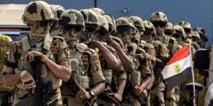 «مصطفى بكري» لرجل أعمال شهير: الجيش المصري يقدم تضحيات بالدم وأنت تربح المليارات