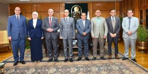 رئيس جامعة أسيوط يلتقي نائب رئيس هيئة النيابة الإدارية لتعزيز التعاون المشترك