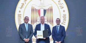 "الخطيب" يسلم 6 رخص ذهبية جديدة لعدد من المشروعات الاستثمارية