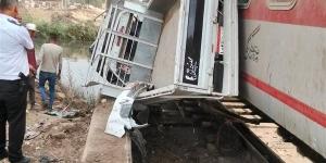 اصطدام قطار بسيارة نصف نقل محملة بمواد خام بالقليوبية