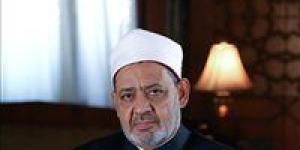 شيخ الأزهر يكرم طفلا أزهريا حفظ العديد من المتون بالجلوس على كرسيه والاستماع له واقفا