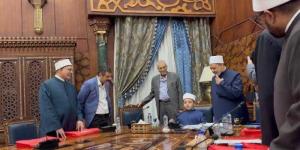 شيخ الأزهر يحتفي بالطفل أنس مُتقن حفظ المتون ويجلسه على كرسيه ويشيد بموهبته