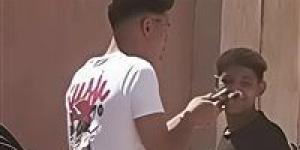 القبض على عاطل يحمل صاعقًّا كهربائًيا أمام مدرستي السلام الإعدادية المشتركة وبنات فيديمين