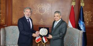 الفريق أسامة ربيع يبحث سبل التعاون مع السفير الإيطالي