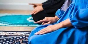 هل تجوز صلاة المرأة من بيتها خلف الإمام؟ الإفتاء تجيب