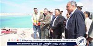 محافظ مطروح ورئيس جهاز تعمير الساحل الشمالي يتفقدان تطوير كوبري روميل