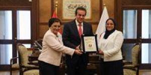 لإنقاذ ضحية زواج مبكر.. وزير الصحة يكرم رئيسة قسم النساء والتوليد بمستشفى المنيرة