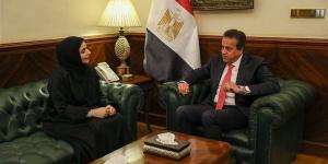 وزير الصحة يبحث مع المدير التنفيذى للمنشآت الصحية بالإمارات تطوير الخدمات الطبية