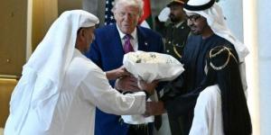 الرئيس الأمريكي ترامب يتفاعل مع الغناء أثناء استقباله بالإمارات