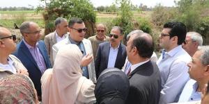 وزير الإسكان ومحافظ الشرقية يتفقدان مشروع صرف صحي سنهوا بمنيا القمح