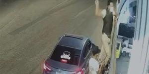 مجهولون يعتدون بزجاجات على معرض سيارات من أعلى كوبري عرابي في العجوزة