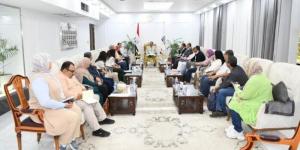 خلال استقباله وفد رفيع المستوى.. محافظ قنا يبحث الموقف التنفيذي لمشروع «حيّنا» و فرص تنمية السياحة الريفية بدندرة