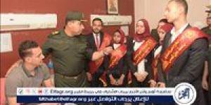 وفد من طلاب جامعة عين شمس في زيارة مصابي العمليات الإرهابية بمستشفى حلمية الزيتون