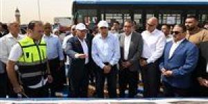 رئيس الوزراء يتفقد المرحلة الأولى من التشغيل التجريبى لمشروع الأتوبيس الترددي