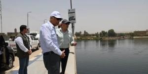 وزير الري يوجه بأخذ عينات من مياه النيل بموقع كوبري إدفو وتحديد مصدر أي تلوث من العائمات النيلية