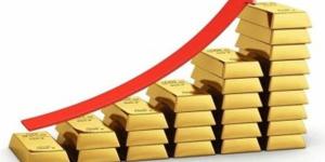 مرتفعا 1%.. تخفيض التصنيف الائتماني للولايات المتحدة الأمريكية يدعم الذهب