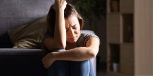 عاجل.. "صدمة وابعد عنها".. استشاري نفسي يكشف أسباب إصابة السيدات بالاكتئاب الموسمي