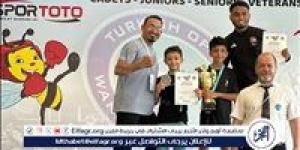 محافظ أسيوط يهنئ اللاعب عبدالحافظ عمر أصغر لاعب دولى والحاصل على المركز الثانى فى بطولة العالم للكيك بوكسينج