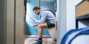 هل يؤدي الجلوس على الهاتف في المرحاض إلى البواسير؟.. دراسة تكشف الحقيقة