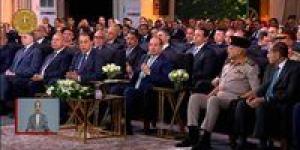 الرئيس السيسي للمستثمرين والوزراء: عايزين نحط إيدينا في إيد بعض