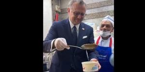 كبير مستشاري ترامب يحصل على وجبة كشري خلال زيارته للقاهرة.. فيديو
