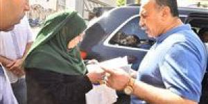 وصلها للمستشفى.. محافظ أسيوط يرافق سيدة لمستشفى الرمد ويتكفل بفحوصات طبية لمريض آخر