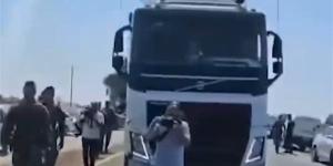 مستوطنون متطرفون يعترضون قافلة المساعدات إلى غزة.. فيديو